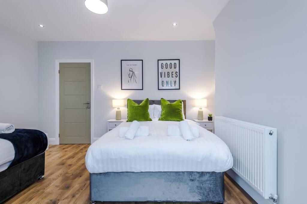 En eller flere senge i et værelse på Stunning Designer House with Parking Sleeps 8 by PureStay Short Lets & Serviced Accommodation Liverpool