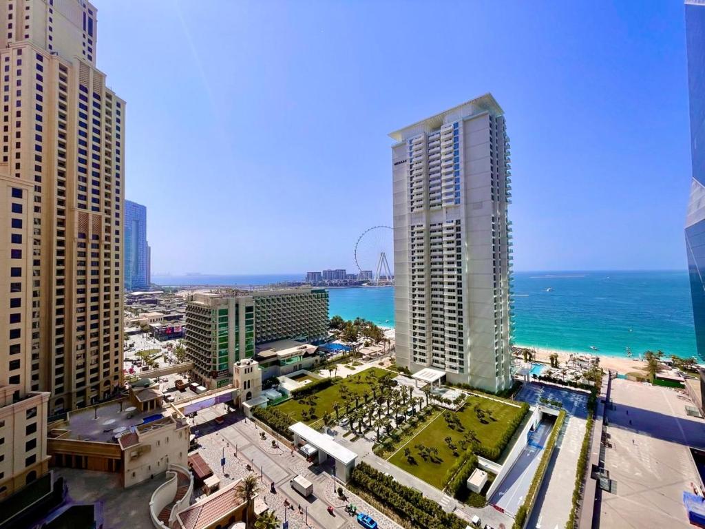 una vista aérea de una ciudad con el océano y edificios en AR Holiday Home JBR, en Dubái