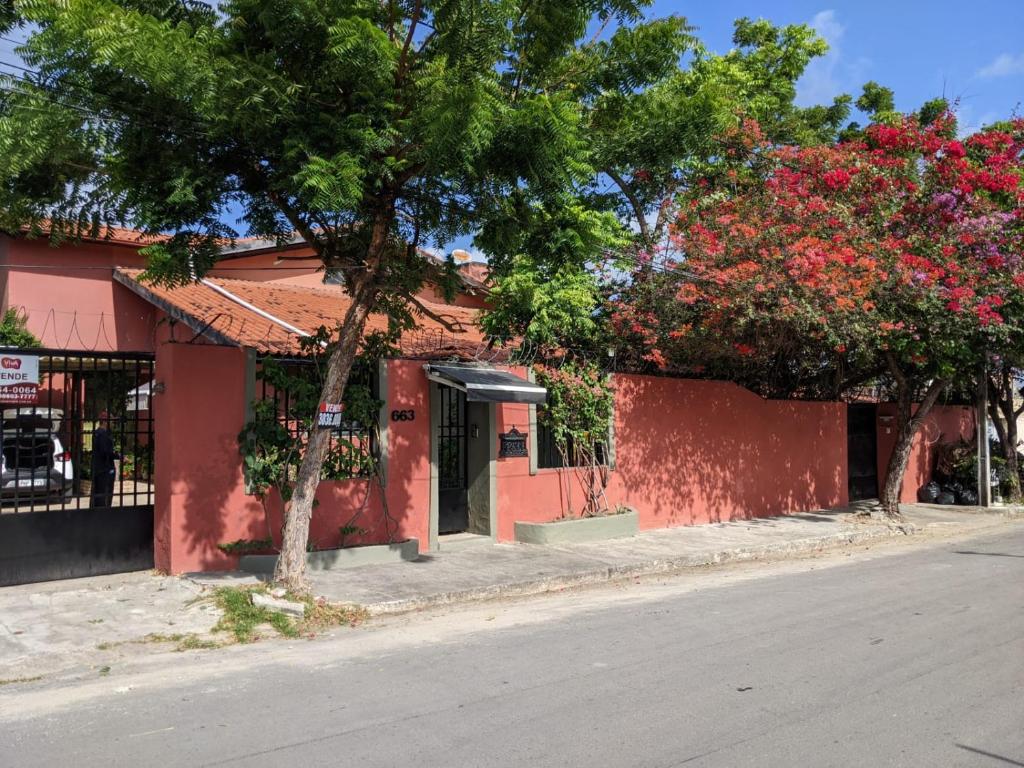 un edificio rojo al lado de una calle en BH Studio Casa grande em Fortaleza en Fortaleza