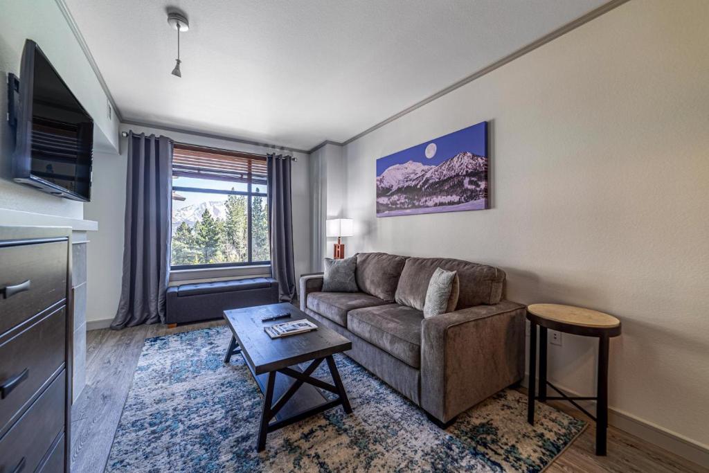 sala de estar con sofá y mesa en #501-Pet Friendly, 1 Bedroom, Remodeled Village Monache Condo en Mammoth Lakes