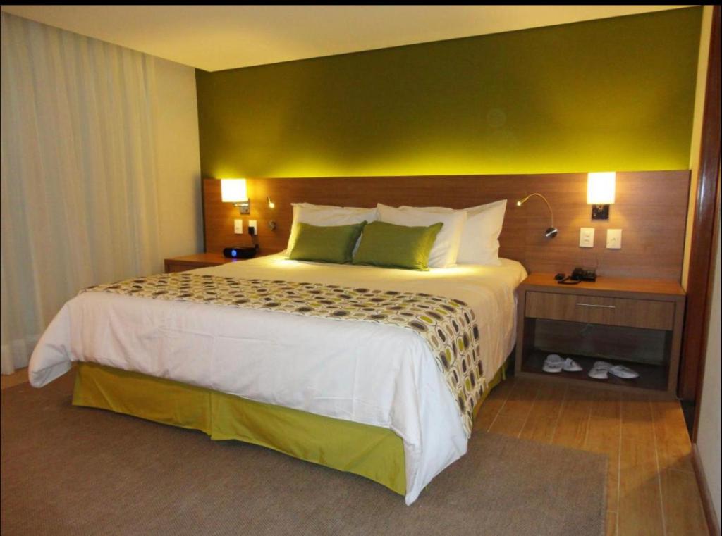 a bedroom with a large bed in a hotel room at Flat no Hotel Radisson in Belém