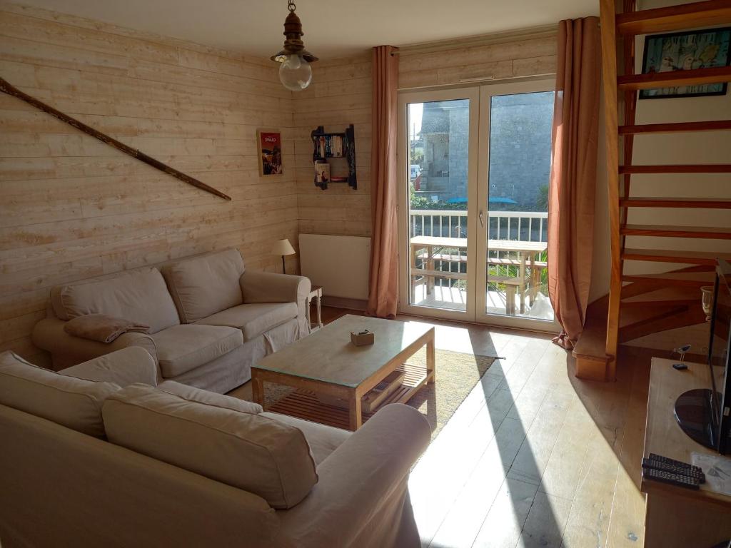 sala de estar con sofá y mesa en Sous les toits de Saint-Enogat, en Dinard