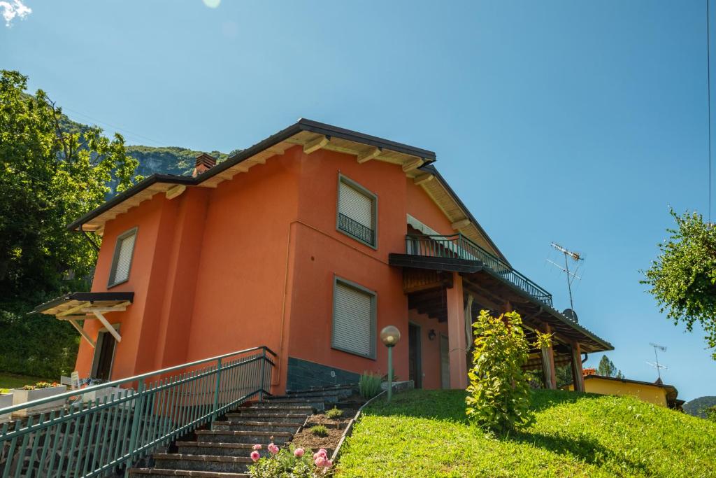 pomarańczowy dom ze schodami prowadzącymi do niego w obiekcie Da zia Maria Casa Vacanze w mieście Monasterolo del Castello