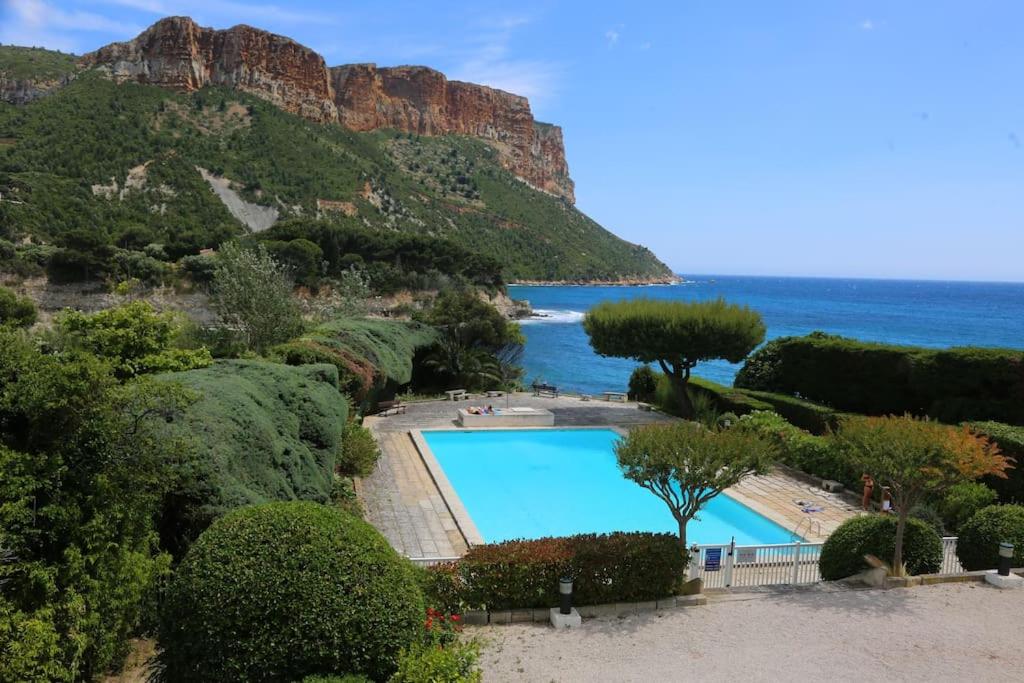 una piscina frente a una montaña en Exceptionnel, 5' du village de cassis, vue féerique, piscine, parking, en Cassis