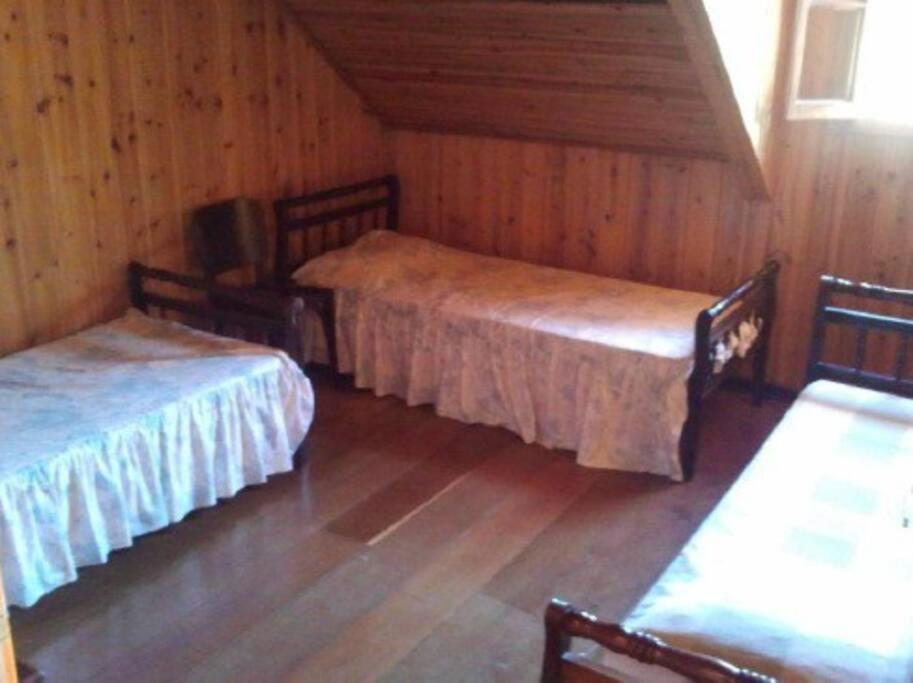 a room with three beds in a cabin at CASA EM MONTE VERDE-MG ACOMODA 15 PESSOAS in Monte Verde