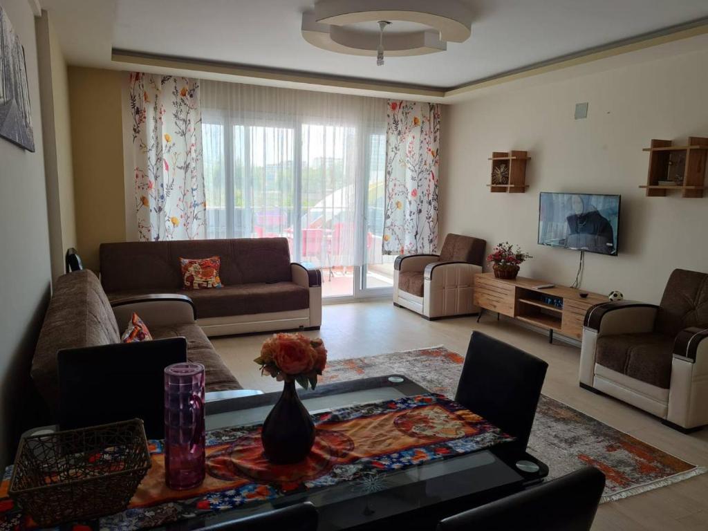 sala de estar con sofá y mesa en Cozy two-room apartment for living, en Erdemli