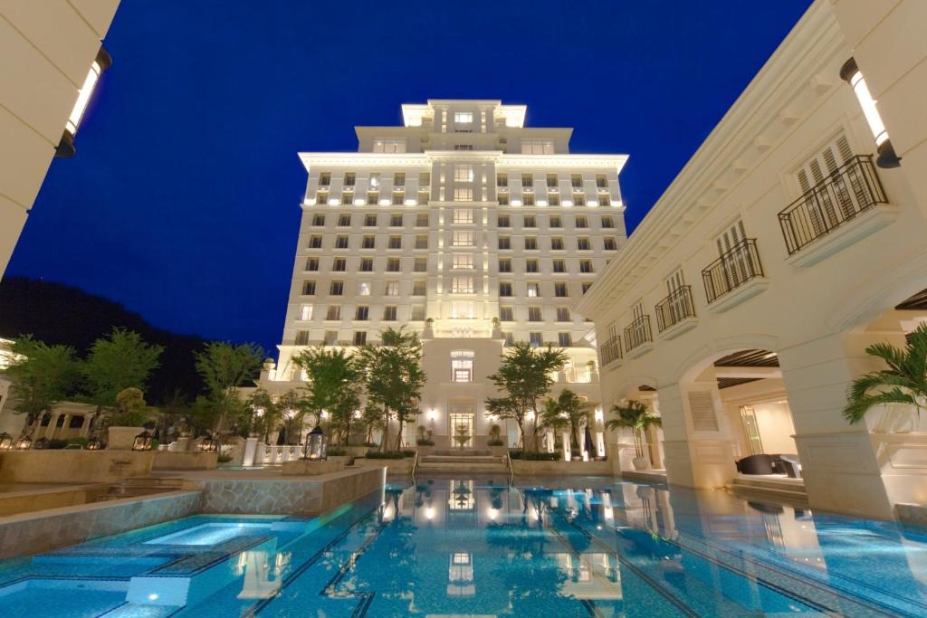 ein großes Gebäude mit Swimmingpool in der Nacht in der Unterkunft RSL Cold & Hot Springs Resort Suao in Suao