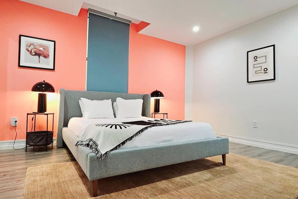 ein Schlafzimmer mit einem Bett und einer farbenfrohen Wand in der Unterkunft The Lofts on Clematis 207 Downtown West Palm Beach in West Palm Beach