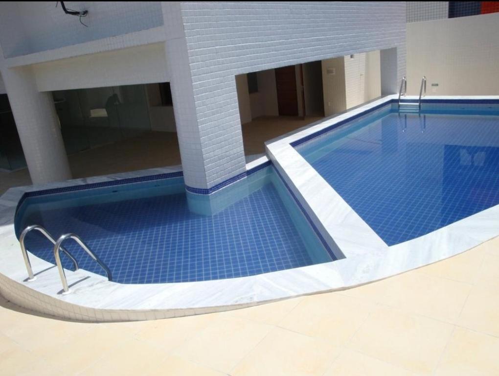 una gran piscina en un edificio con en Flat Beira Mar Terrazzas, en João Pessoa