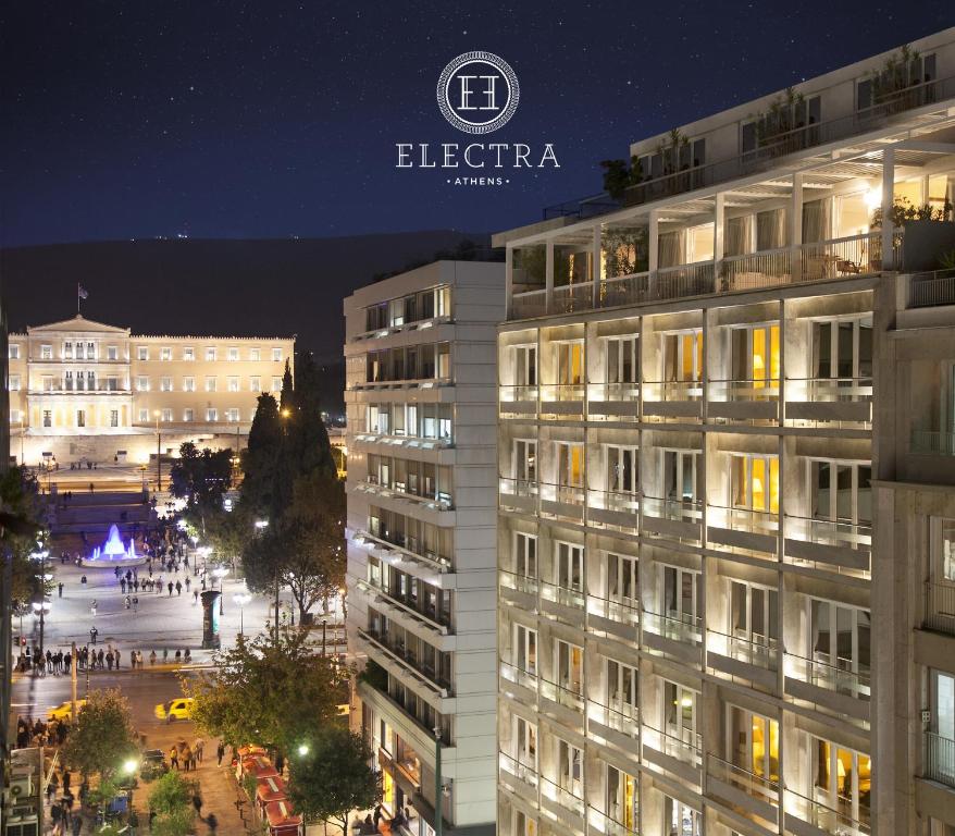 vista su un edificio di notte di Electra Hotel Athens ad Atene