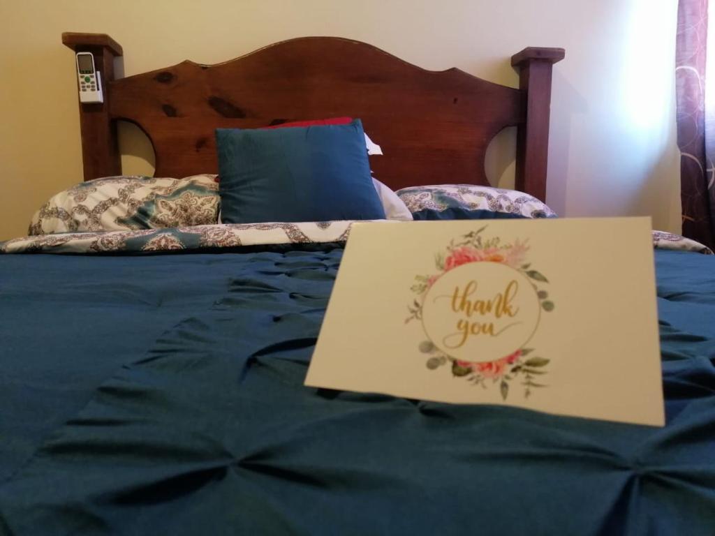a bed with a thank you sign on it at Apartamento Fontana David Chiriquí in David