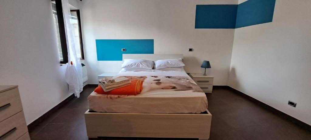 ein Schlafzimmer mit einem Bett, auf dem ein Hund liegt in der Unterkunft Casa la Gardenia in SantʼOreste