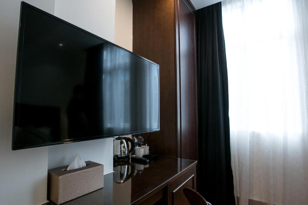 TV a/nebo společenská místnost v ubytování Belllo Hotel JB Central