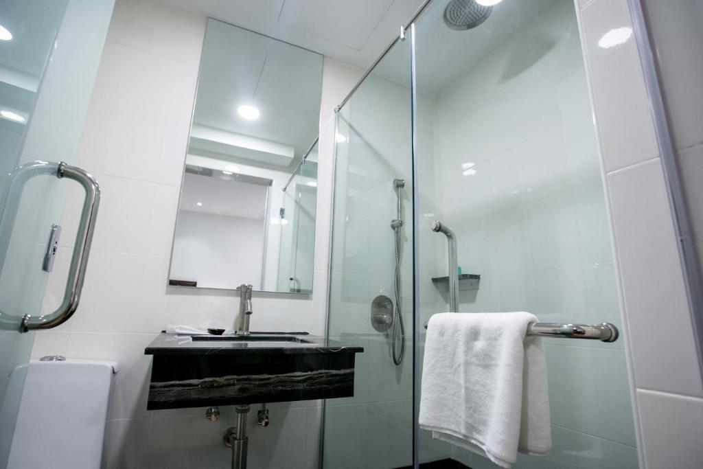Koupelna v ubytování Belllo Hotel JB Central