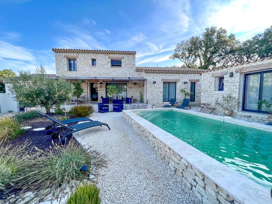 une maison avec une piscine et une maison dans l'établissement Mas de charme à 8kms d'Uzes, à Flaux