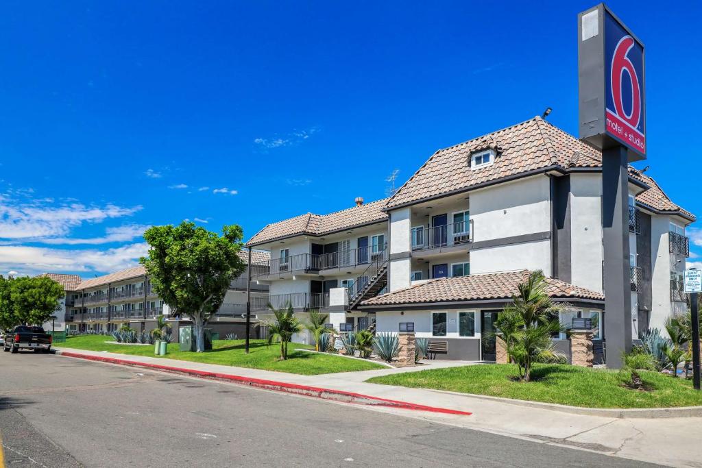 un hotel en la esquina de una calle con un edificio en Motel 6-Escondido, CA, en Escondido