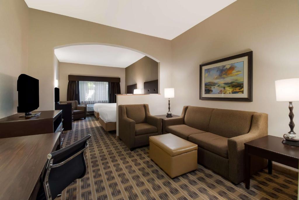 TV a/nebo společenská místnost v ubytování Best Western University Inn and Suites