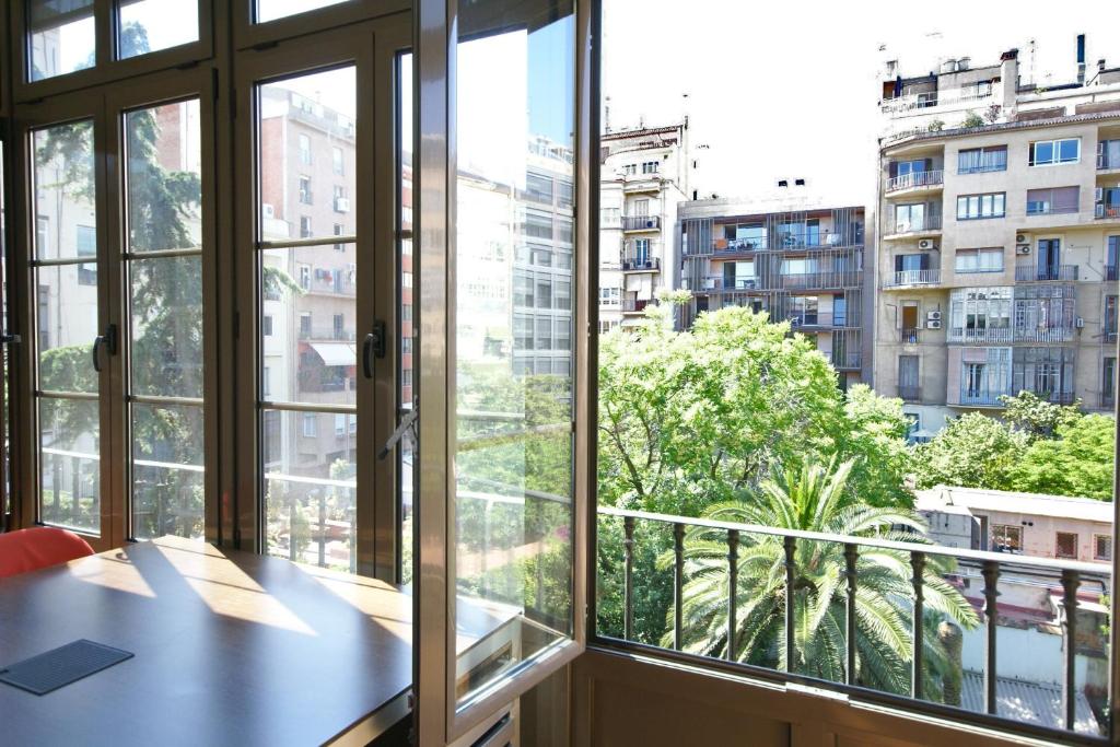 バルセロナにあるFlateli Mallorca-Passeig de Graciaの市街の景色を望む大きな窓が備わる客室です。