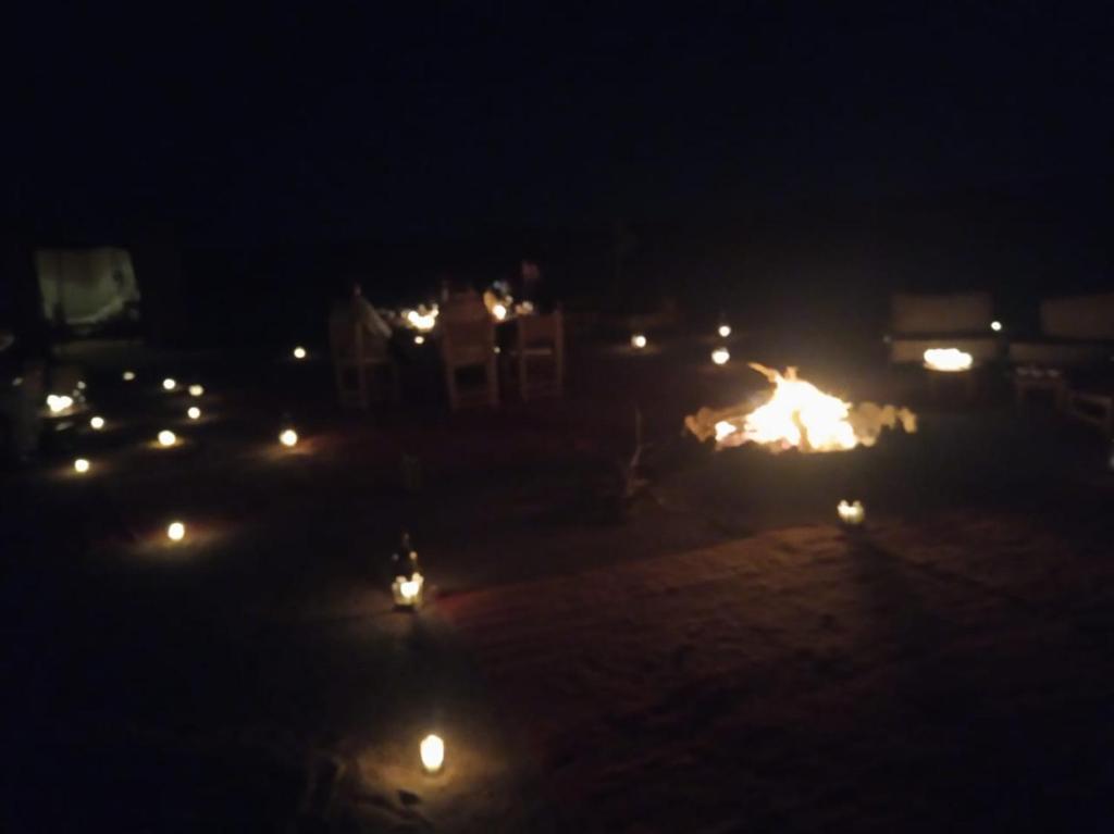 een groep lichten in een veld 's nachts bij Saba Berber Travel in Mhamid