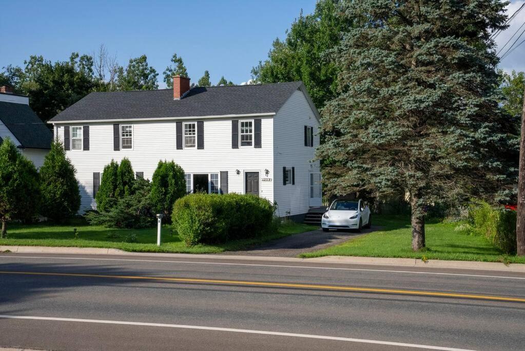 una casa blanca con un coche aparcado delante de ella en Family Place that Feels like Home en Fredericton