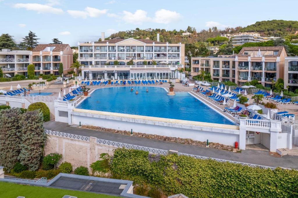 une vue aérienne d'une piscine dans un complexe hôtelier dans l'établissement Appartement Wemyssia - Welkeys, à Cannes