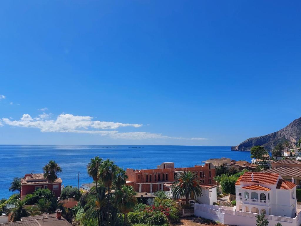 vista su una città e sull'oceano di Vistas al mar. Junto a la playa. Garaje y piscina. a Calpe