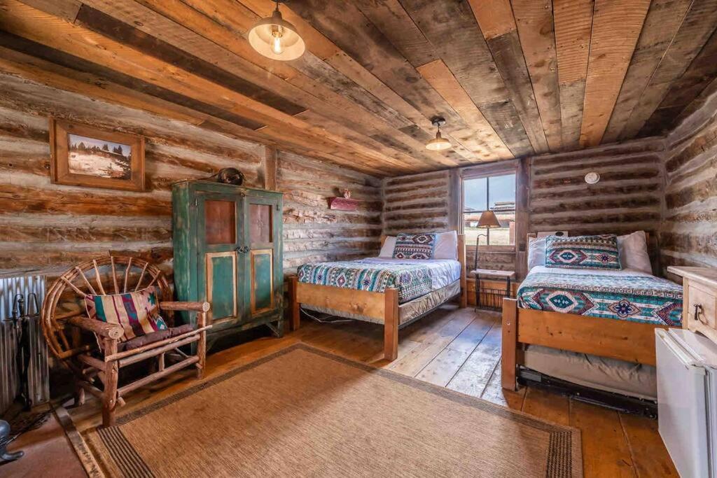 Ένα ή περισσότερα κρεβάτια σε δωμάτιο στο New! Historic 1906 cabin in Colorado Natl Forest