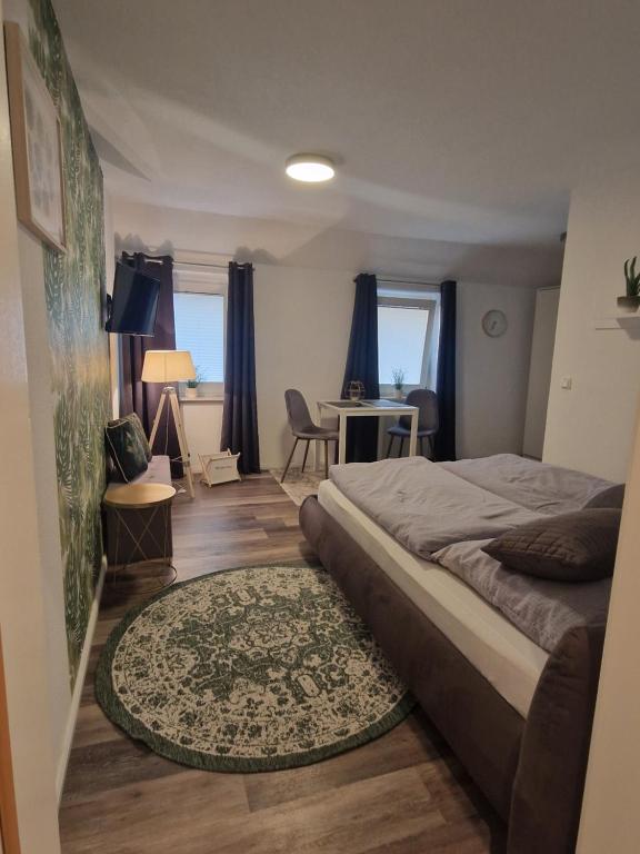 1 dormitorio con 1 cama y 1 mesa en una habitación en Ferienwohnungen Dümmersee - Familie Hamade - Haus Dümmerland, en Hüde