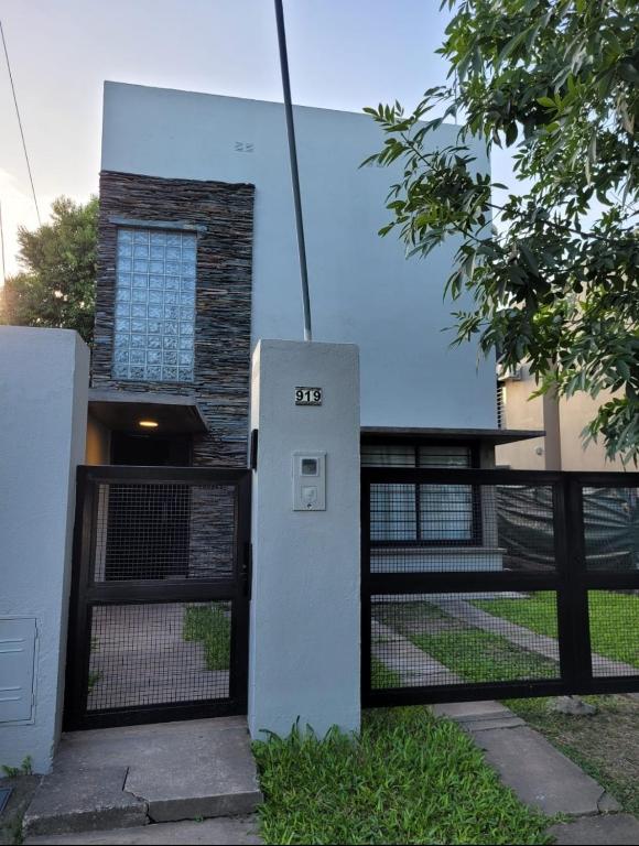 a gate in front of a house with a fence at Duplex Familiar in Yerba Buena