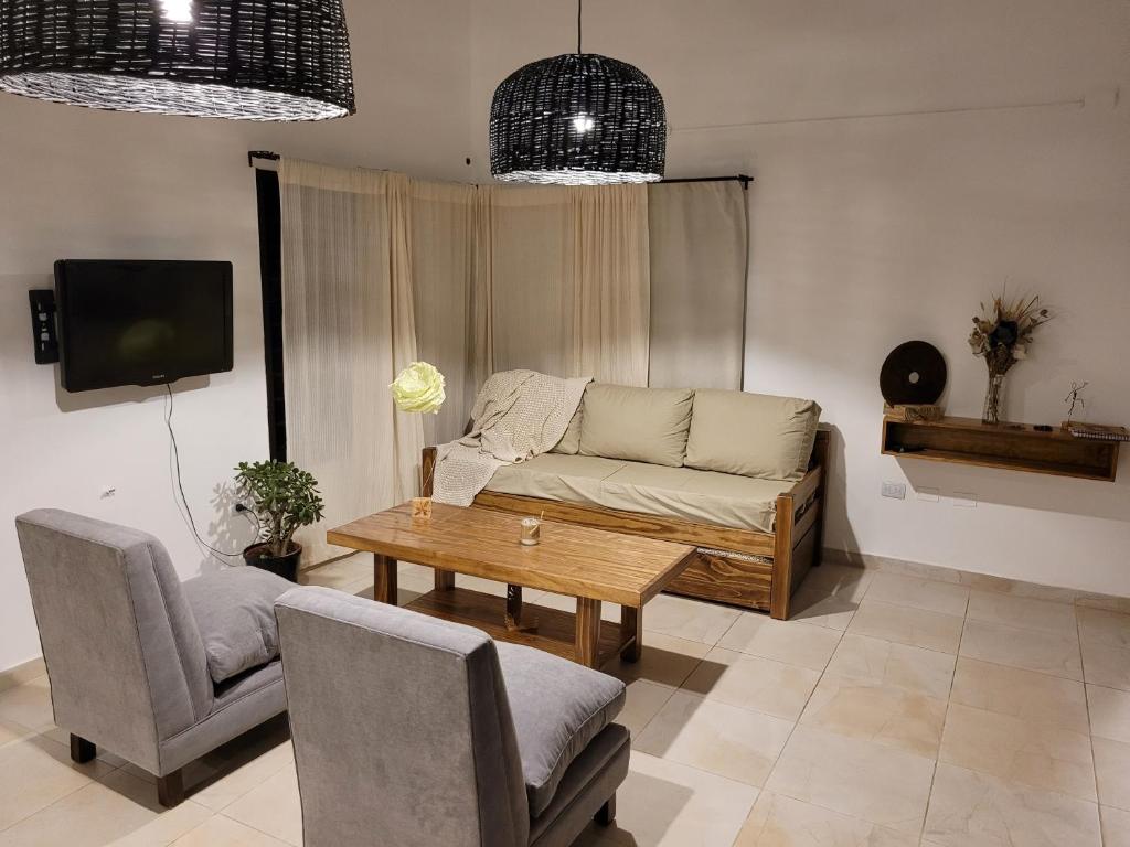ein Wohnzimmer mit einem Sofa und einem Tisch in der Unterkunft Duplex Familiar in Yerba Buena