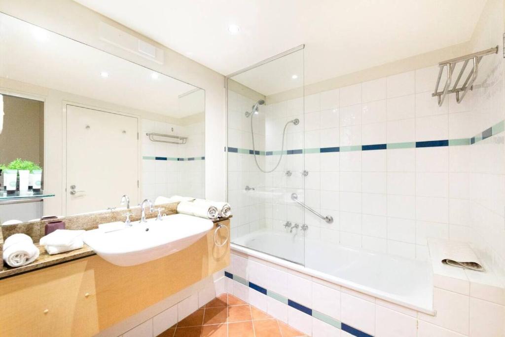 A bathroom at Waterfront on the Esplanade with Tropical Pool