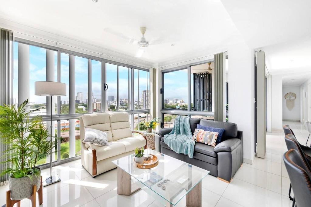 Zona d'estar a 'Top of Town' Resort-style Stay in Heart of Darwin