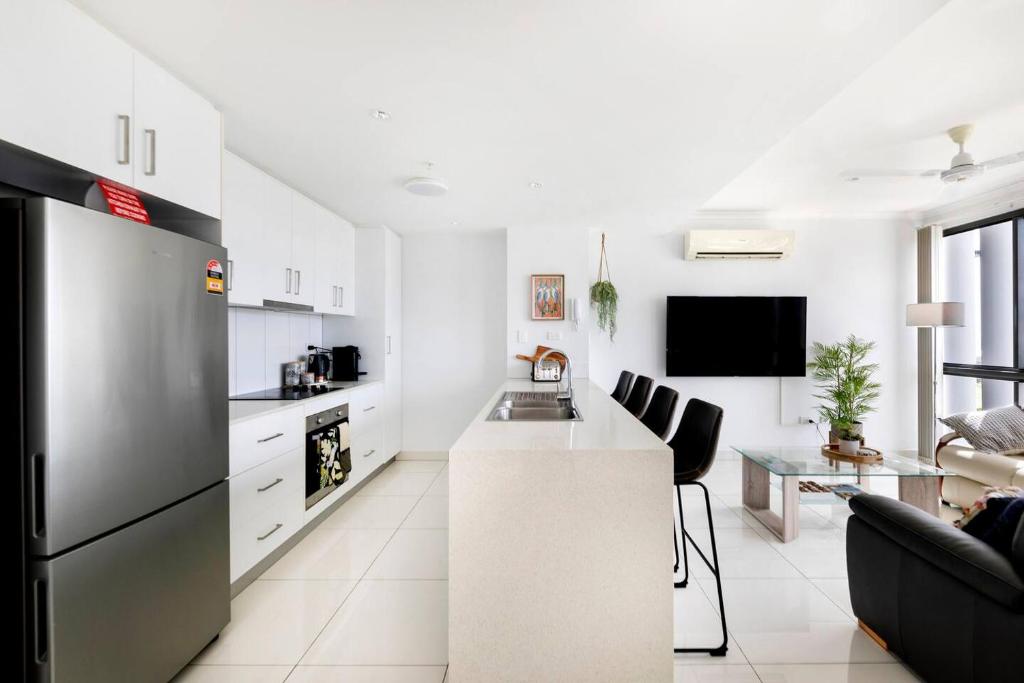 Cuina o zona de cuina de 'Top of Town' Resort-style Stay in Heart of Darwin
