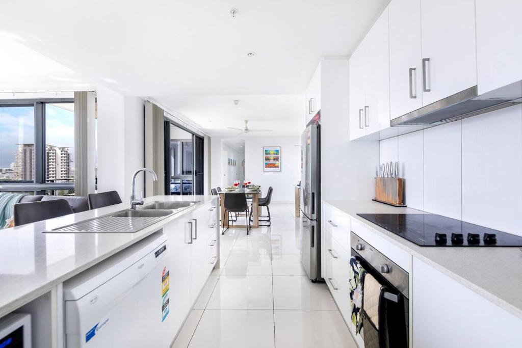 Cuina o zona de cuina de 'Top of Town' Resort-style Stay in Heart of Darwin