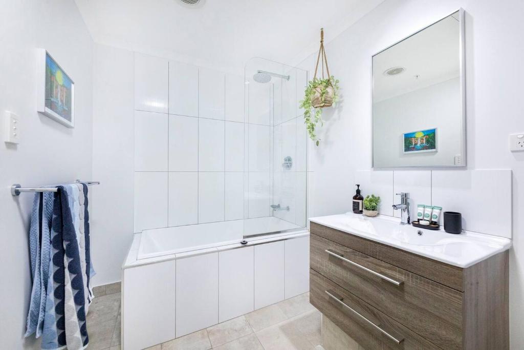 Bany a 'Top of Town' Resort-style Stay in Heart of Darwin
