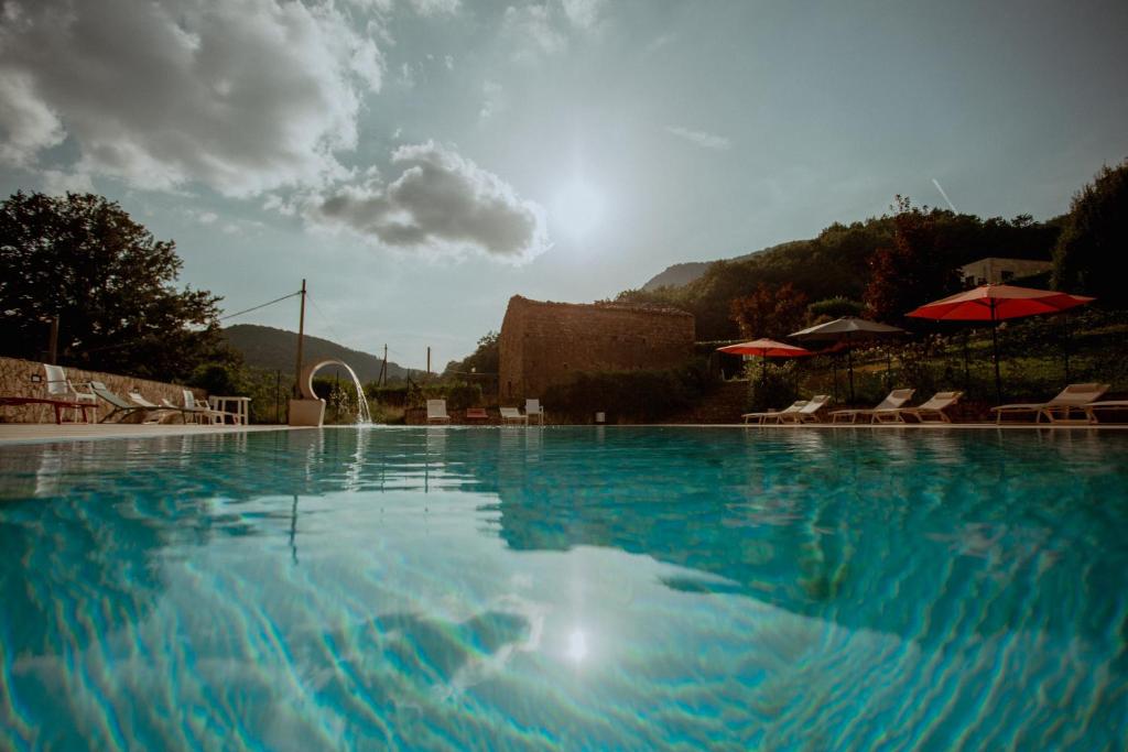 Bazén v ubytování Sotto Il Cielo Hotel nebo v jeho okolí