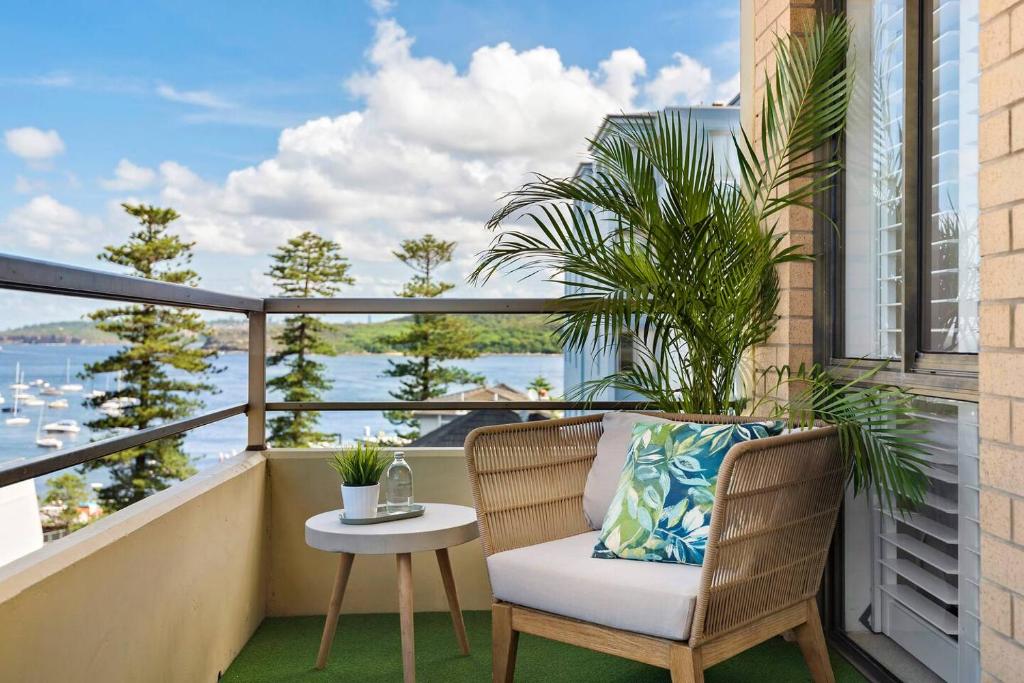 uma varanda com uma cadeira e uma mesa com vista em Fine Pine - Beachside Lifestyle with Two Balconies em Sydney