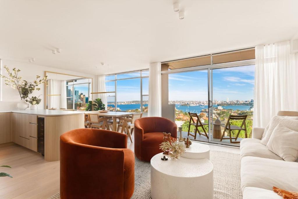 シドニーにあるHarbour Bliss - Exquisite Design, Breathtaking Viewsのリビングルーム(ソファ、テーブル付)