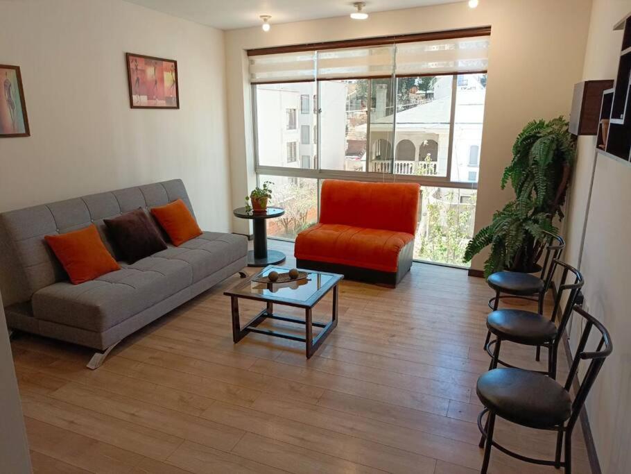 sala de estar con sofá y mesa en Hermoso Dpto. con ubicación excepcional(cala coto) en La Paz