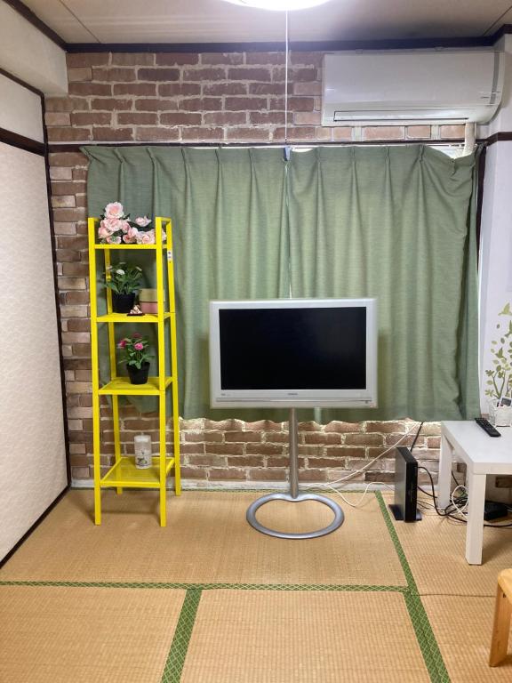 TV a/nebo společenská místnost v ubytování 山下ビル５０１