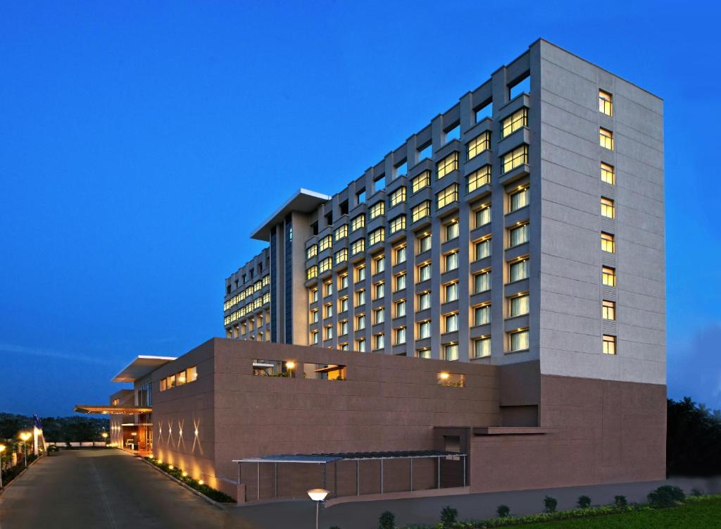 un edificio alto con luces en la noche en Welcomhotel by ITC Hotels, GST Road, Chennai, en Singapperumālkovil