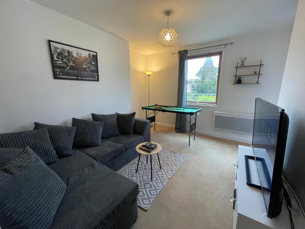 Oleskelutila majoituspaikassa Coventry City Centre 2 Bed 2 Bath Apartment With FREE Secured Parking, Balcony, PS4 - Reverie Stays