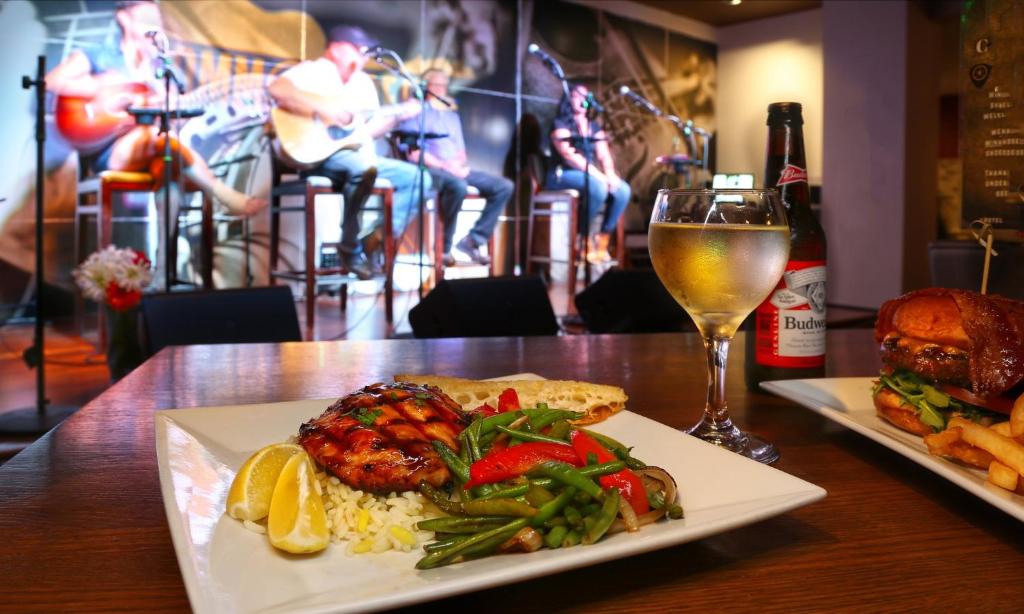 Nápoje v ubytování Holiday Inn Nashville - Vanderbilt - Dwtn by IHG