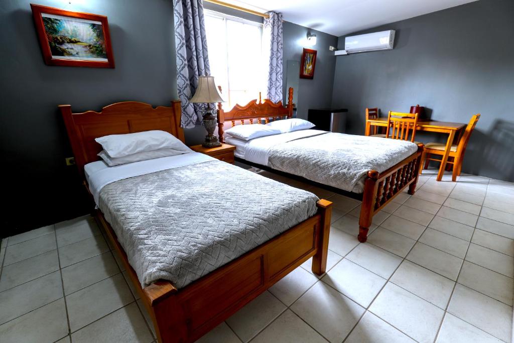 Postel nebo postele na pokoji v ubytování Airport Inn