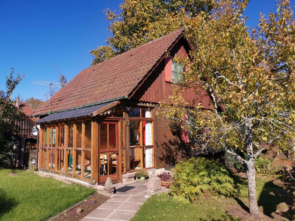 uma casa de madeira com um telhado de gambrel em Das Häusle em Neubulach