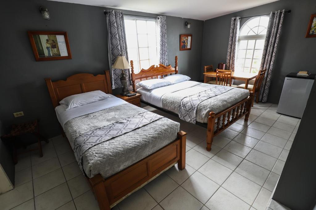 Postel nebo postele na pokoji v ubytování Airport Inn