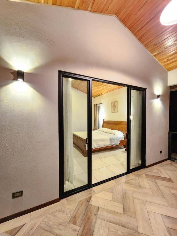 Postel nebo postele na pokoji v ubytování Itzá Casa Monteverde