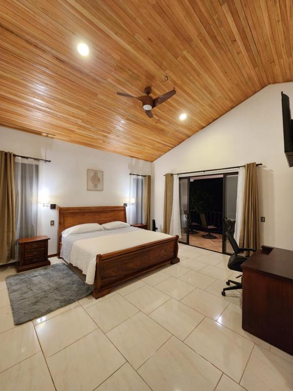 Postel nebo postele na pokoji v ubytování Itzá Casa Monteverde