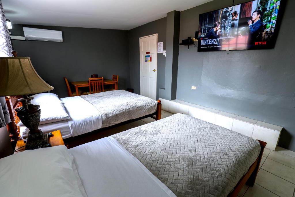 Postel nebo postele na pokoji v ubytování Airport Inn