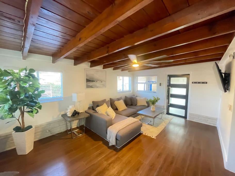 Posezení v ubytování New Miami Boutique, by Calle Ocho and South Beach!